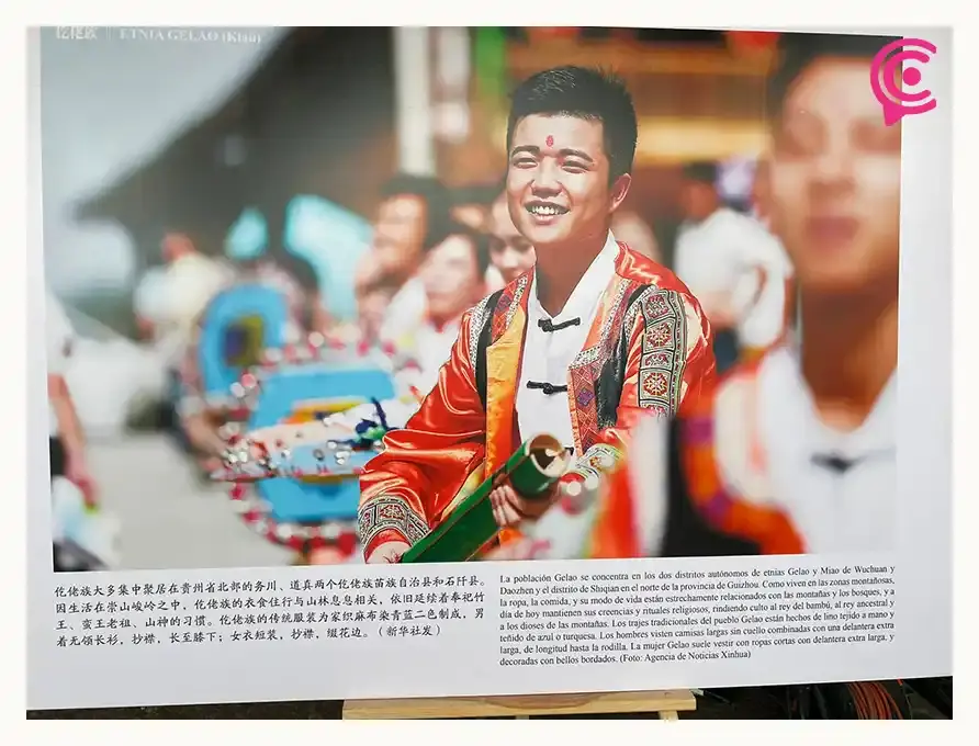 Tonantzin Fernández y embajador de China inauguran exposición de trajes étnicos en Cholula