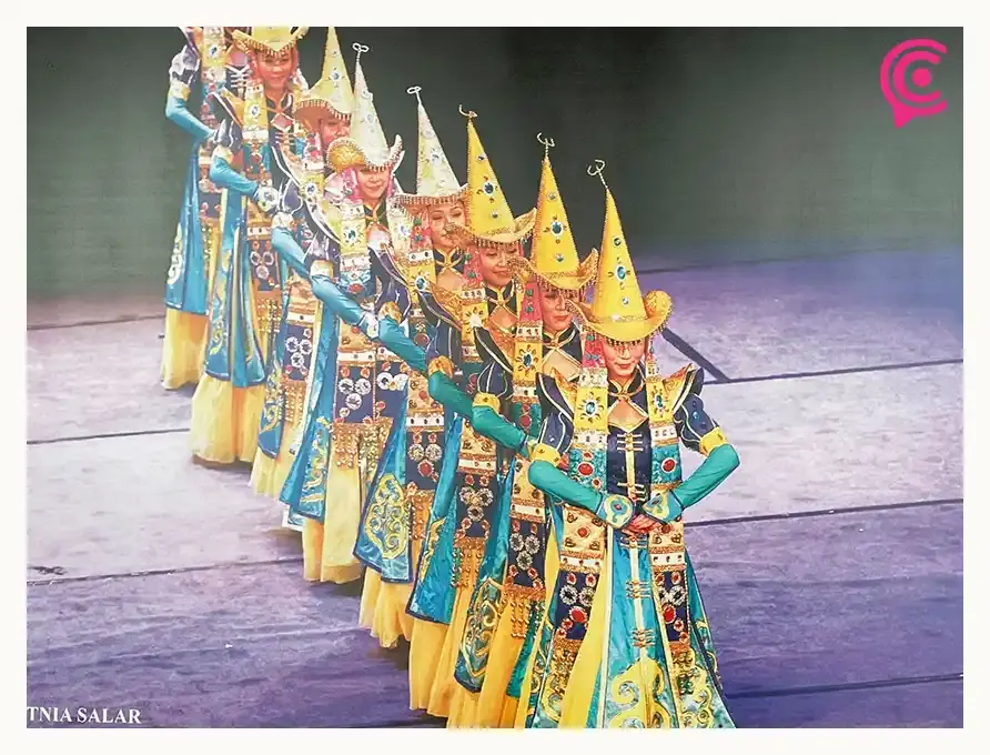Tonantzin Fernández y embajador de China inauguran exposición de trajes étnicos en Cholula