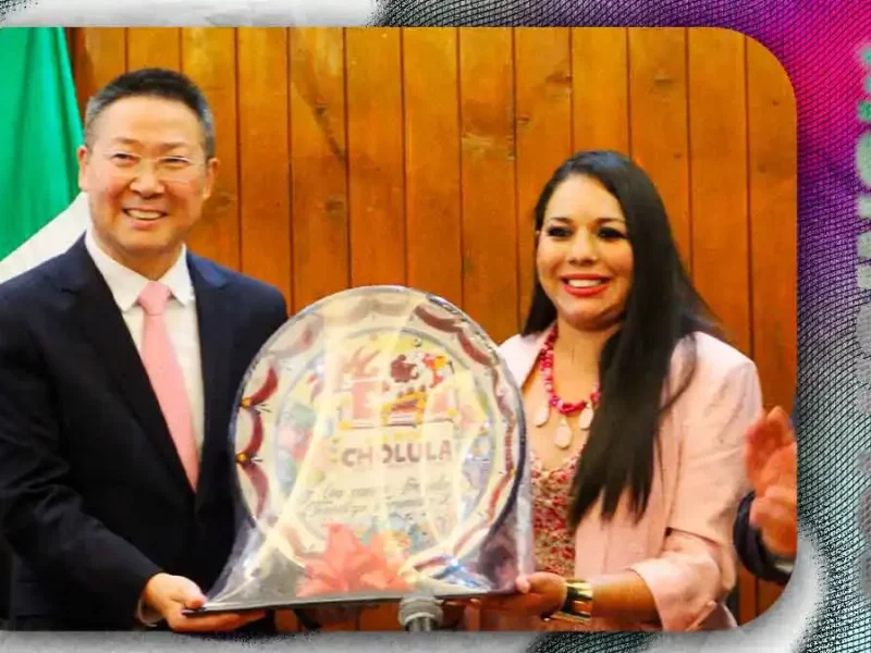 Tonantzin Fernández y embajador de China inauguran exposición de trajes étnicos en Cholula