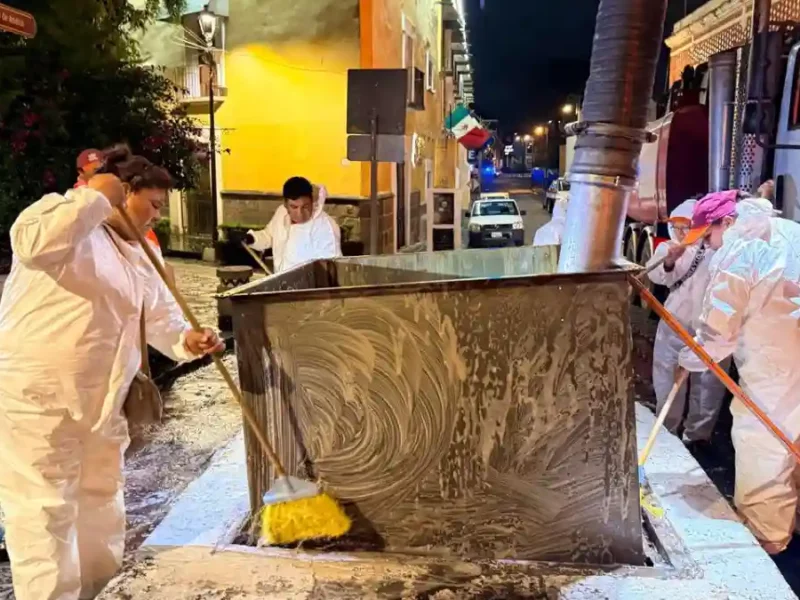 Realiza Gobierno de Pepe Chedraui mantenimiento y limpieza de contenedores soterrados en Los Sapos y Teatro Principal