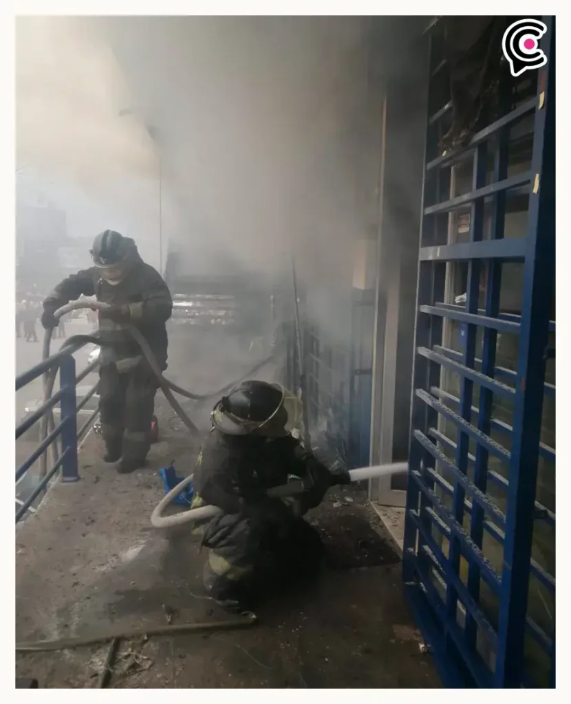 Negocio de impresiones se incendia cerca del Mercado Independencia, Puebla; no hay lesionados