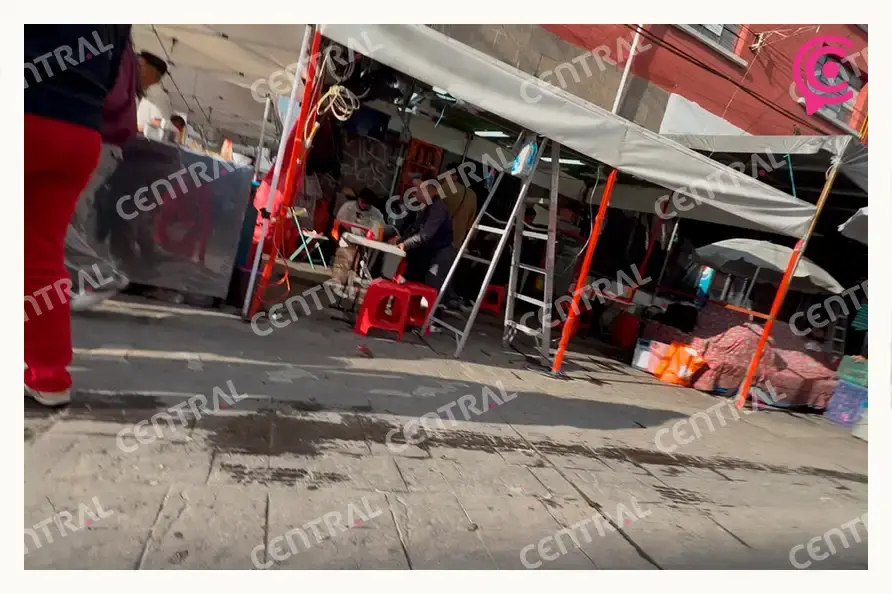 Fuerza 2000 instala megapuesto de carnitas con todo y pantallas en la 16 Poniente