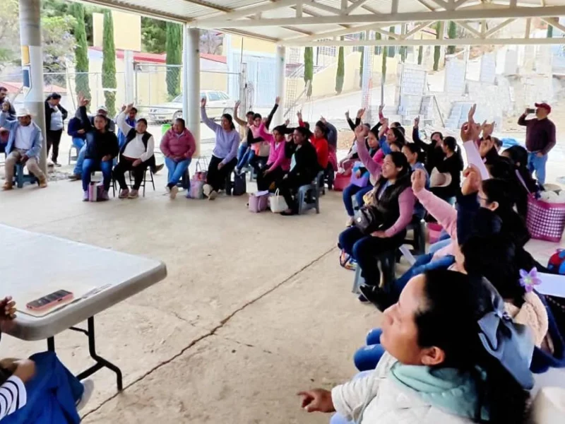 Encabeza el diputado Rosalío Zanatta asamblea de Obra Comunitaria en Zoquitlán 