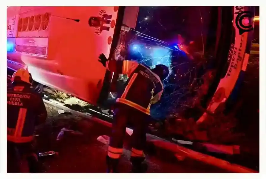 Vuelca autobús de estudiantes del Tecnológico de Tepexi, Puebla; decenas resultan lesionados