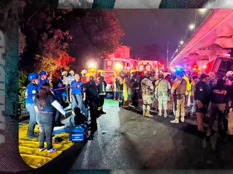 Vuelca autobús de estudiantes del Tecnológico de Tepexi, Puebla; decenas resultan lesionados 