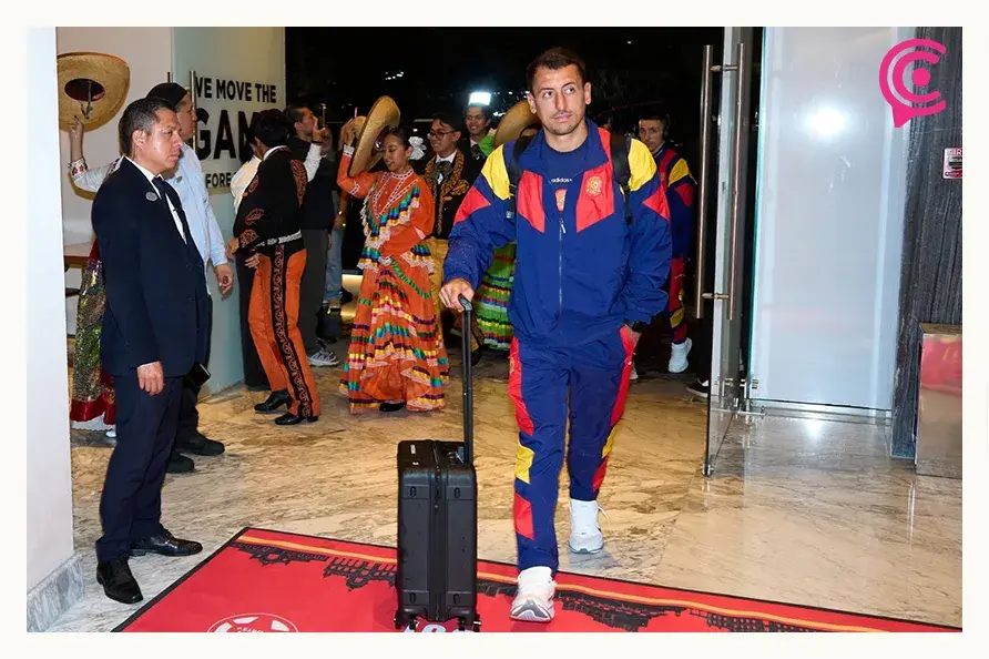 Selección de España causa furor en su arribo a Puebla previo al amistoso ante Perú