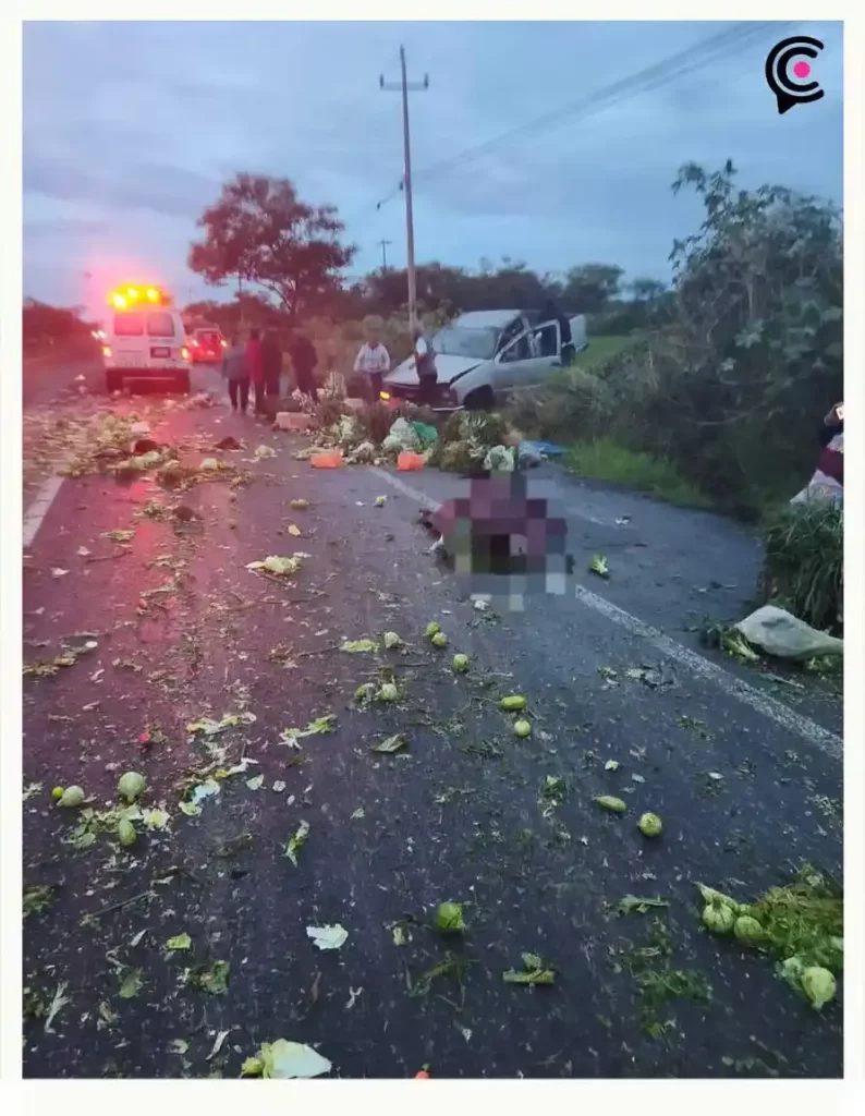 Comerciante iba a vender al tianguis de Izúcar, Puebla y muere en trágica volcadura