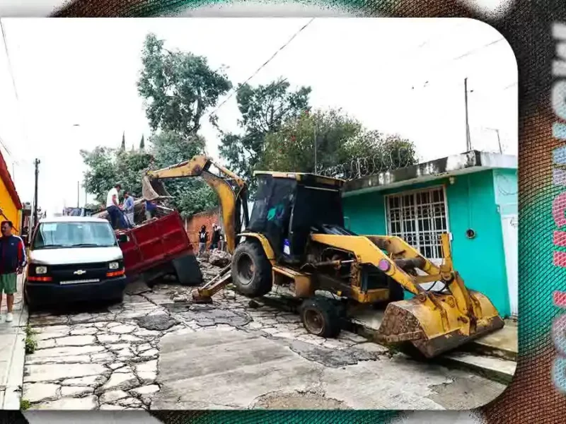 Fuertes lluvias provocan socavón en la Junta Auxiliar Ignacio Romero Vargas; camión de carga queda atrapado
