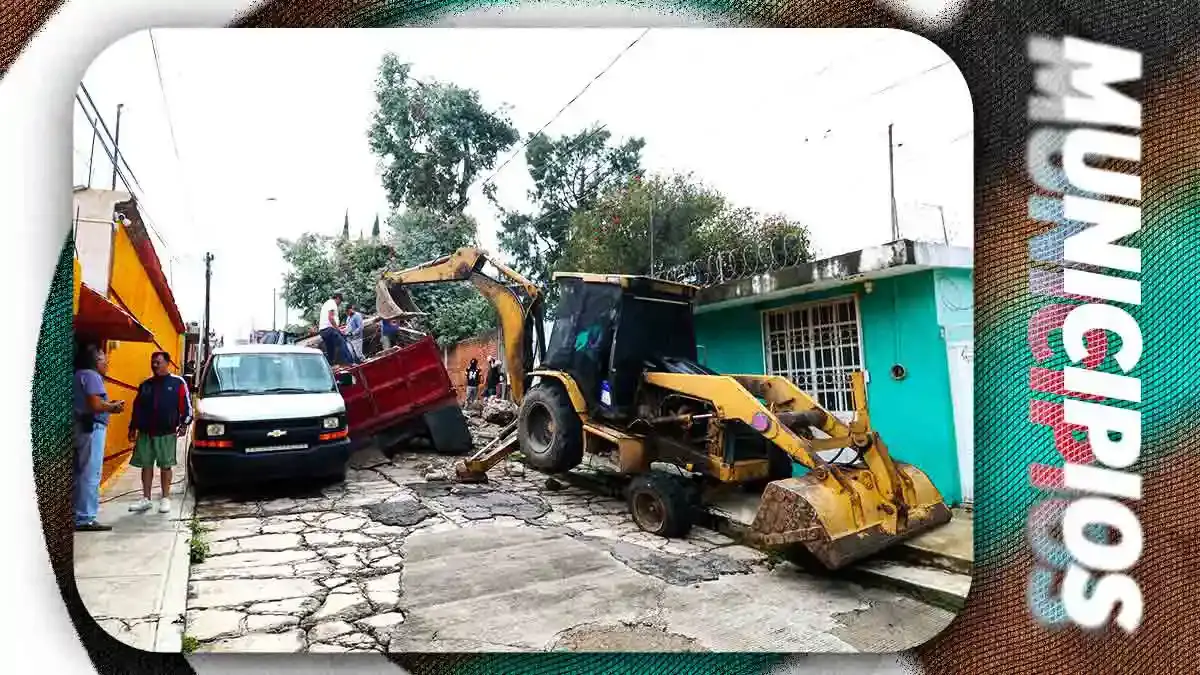 Fuertes lluvias provocan socavón en la Junta Auxiliar Ignacio Romero Vargas; camión de carga queda atrapado