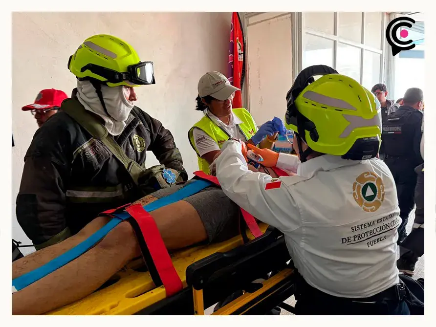 Rescatan a dos personas tras caer a un pozo de 28 metros en San Pedro Cholula