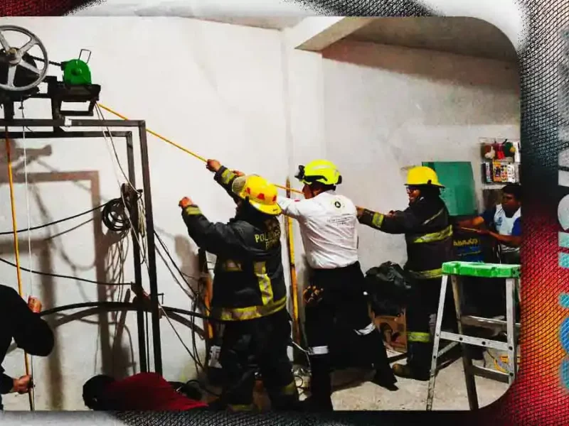 Rescatan a dos personas tras caer a un pozo de 28 metros en San Pedro Cholula