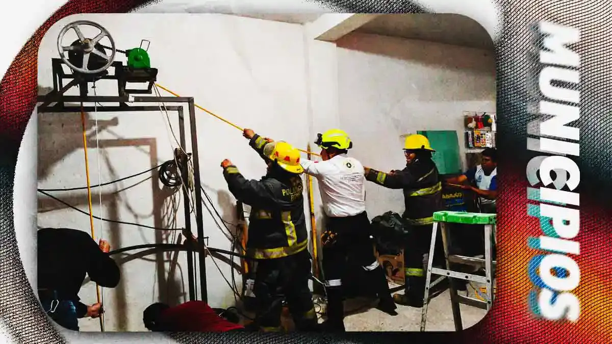Rescatan a dos personas tras caer a un pozo de 28 metros en San Pedro Cholula