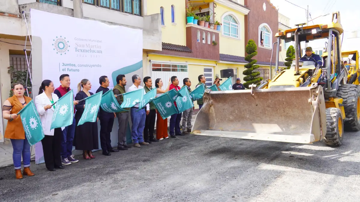 Alcalde Juan Manuel Alonso inició la rehabilitación con concreto de la calle Mariano Escobedo en Texmelucan