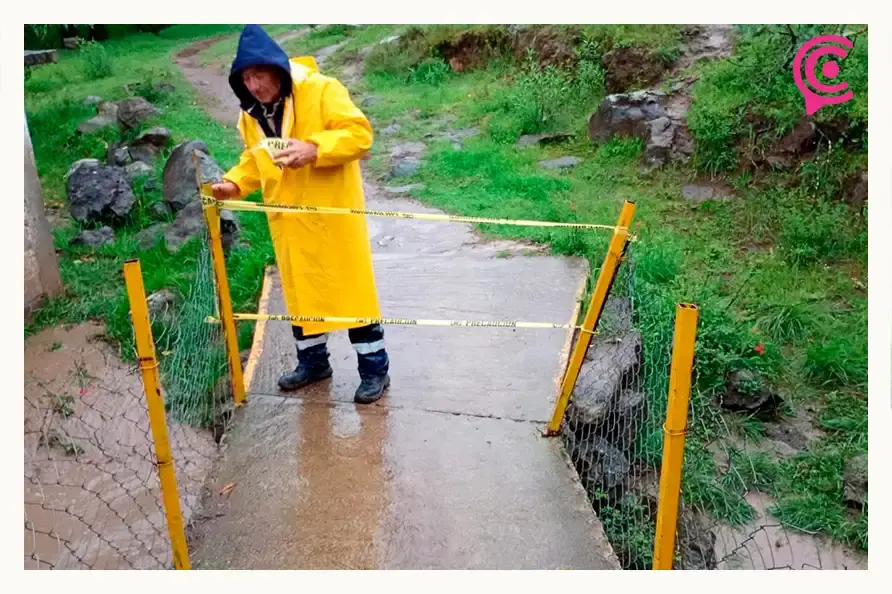 Lluvias causan estragos en Chignahuapan, Puebla; puente dañado, árboles caídos y casas con lodo