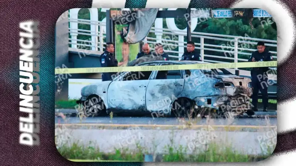 Abandonan auto calcinado con dos cuerpos en Periférico de Puebla; dejan narcomensaje de La Familia Michoacana