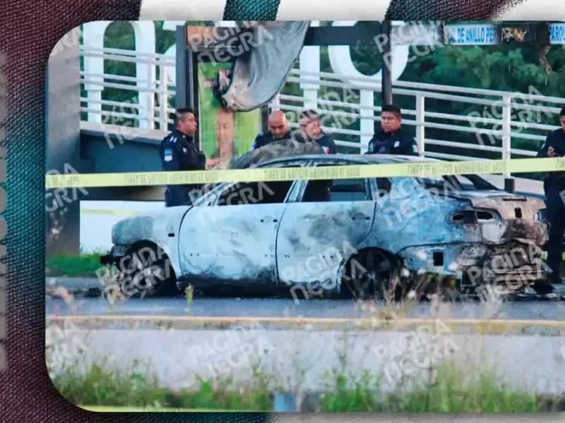 Abandonan auto calcinado con dos cuerpos en Periférico de Puebla; dejan narcomensaje de La Familia Michoacana