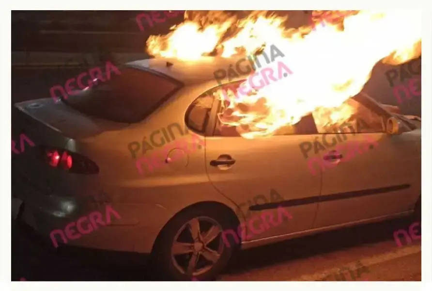 Abandonan auto calcinado con dos cuerpos en Periférico de Puebla; dejan narcomensaje de La Familia Michoacana