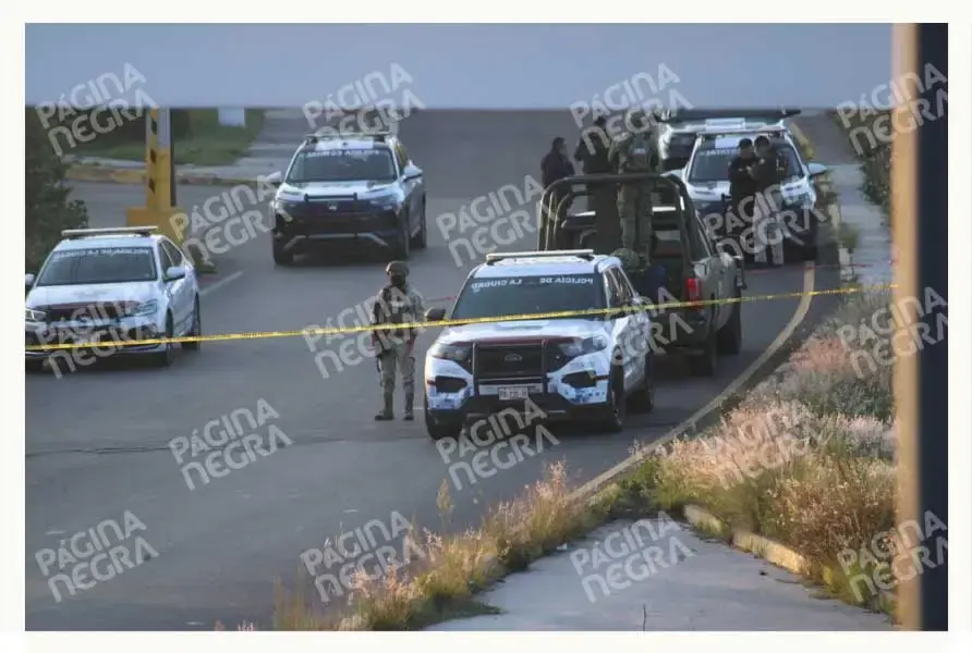 Abandonan auto calcinado con dos cuerpos en Periférico de Puebla; dejan narcomensaje de La Familia Michoacana