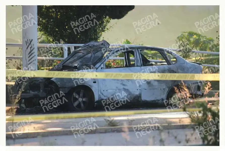 Abandonan auto calcinado con dos cuerpos en Periférico de Puebla; dejan narcomensaje de La Familia Michoacana
