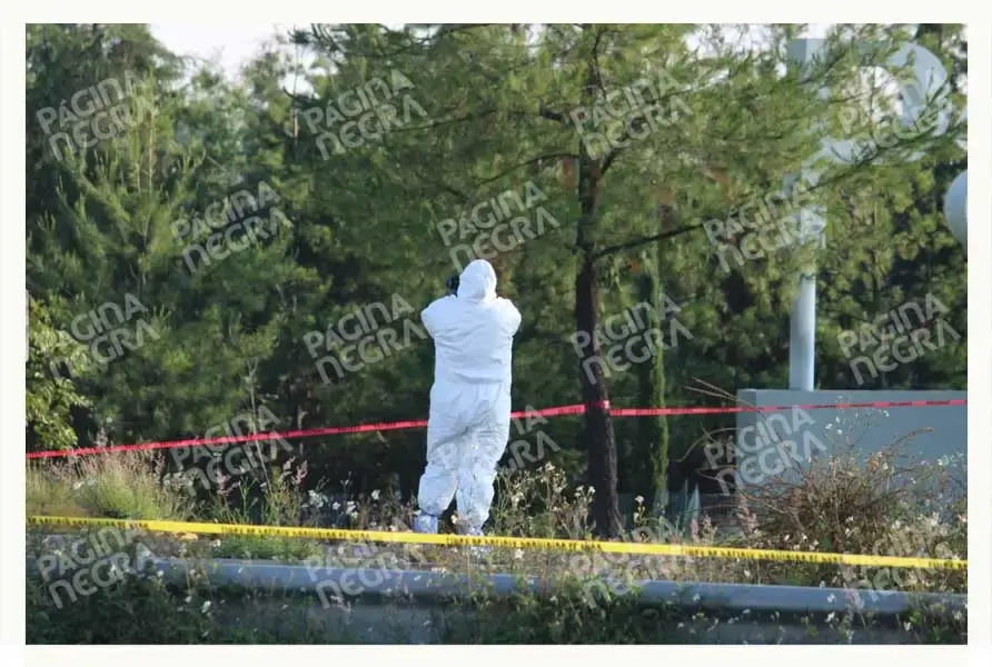 Abandonan auto calcinado con dos cuerpos en Periférico de Puebla; dejan narcomensaje de La Familia Michoacana