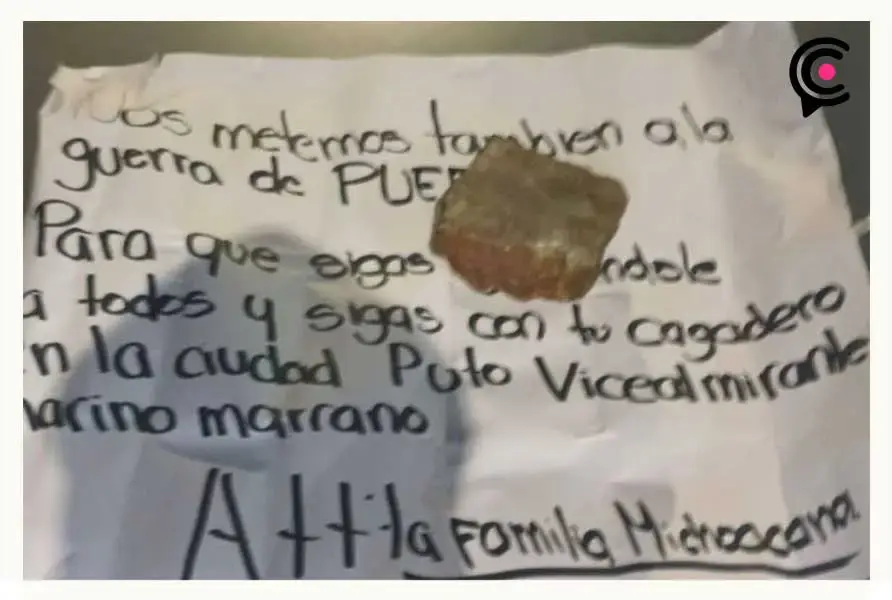 Abandonan auto calcinado con dos cuerpos en Periférico de Puebla; dejan narcomensaje de La Familia Michoacana