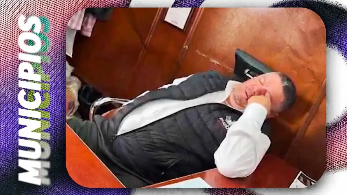 Captan por segunda vez a regidor Andrés Cerón dormido en horario laboral