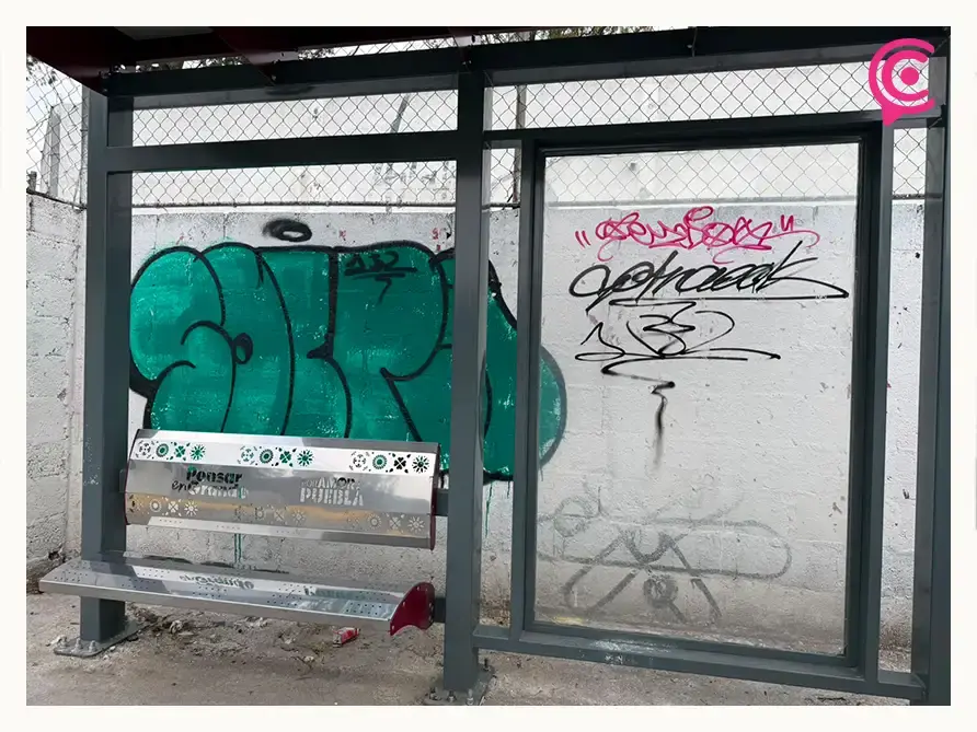 Vandalizan paraderos del Paseo de Campeones en la Calzada Zaragoza previo a inauguración en Puebla