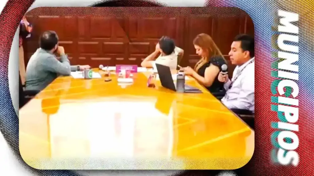 Captan a regidor de Puebla viendo el Mundial 2026 y celebrando un gol durante comisión virtual