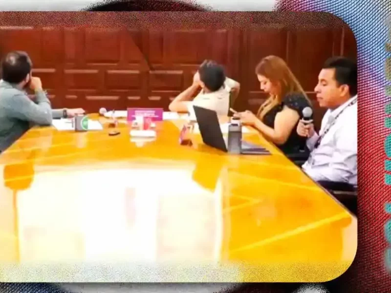 Captan a regidor de Puebla viendo el Mundial 2026 y celebrando un gol durante comisión virtual