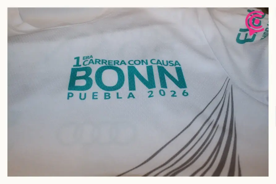 Presentan playera y medalla conmemorativa de la primera Carrera Bonn Puebla 2026