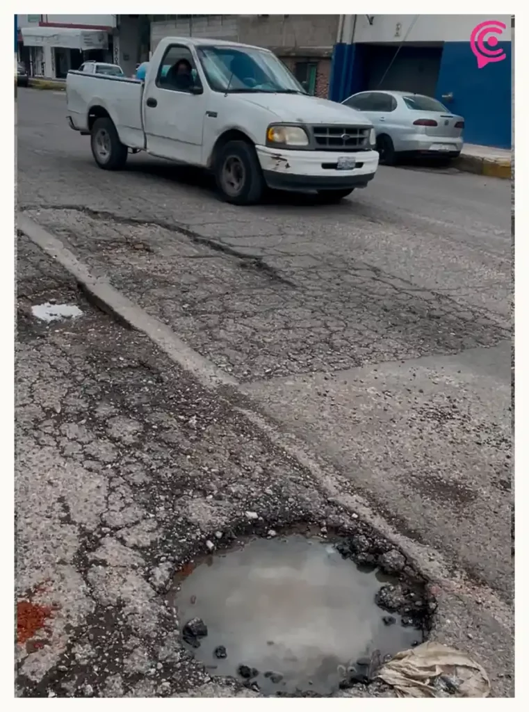Vecinos denuncian aparición de baches en Camino Nacional de la Junta Auxiliar Ignacio Romero Vargas