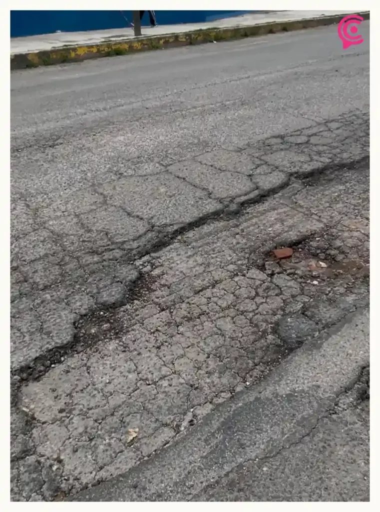 Vecinos denuncian aparición de baches en Camino Nacional de la Junta Auxiliar Ignacio Romero Vargas