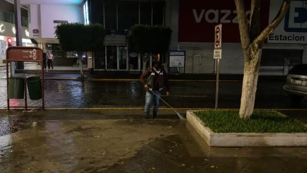 Gobierno de Tehuacán continúa con fumigaciones en diferentes puntos de la ciudad; se interviene el Parque Juárez