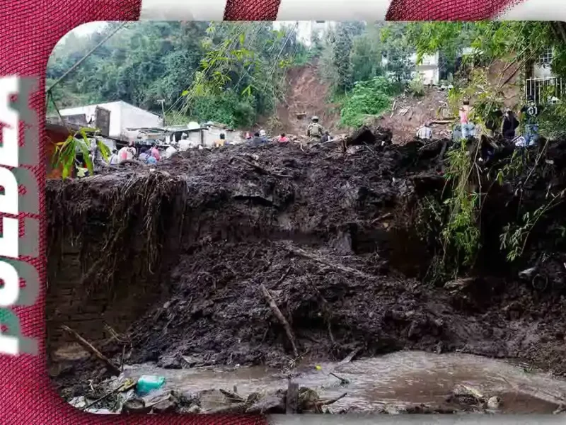 Fuertes lluvias provocan deslave en carretera Eloxochitlán-Tlacotepec, Puebla; la comunidad El Crucero sufrió daños