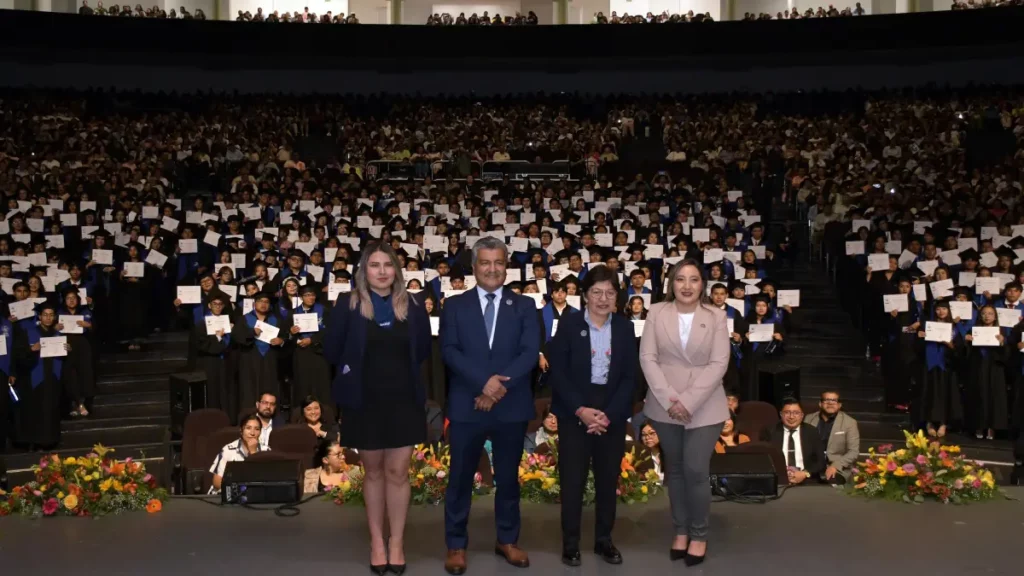 Acompaña Rectora Lilia Cedillo a estudiantes del Complejo Regional Centro en su graduación
