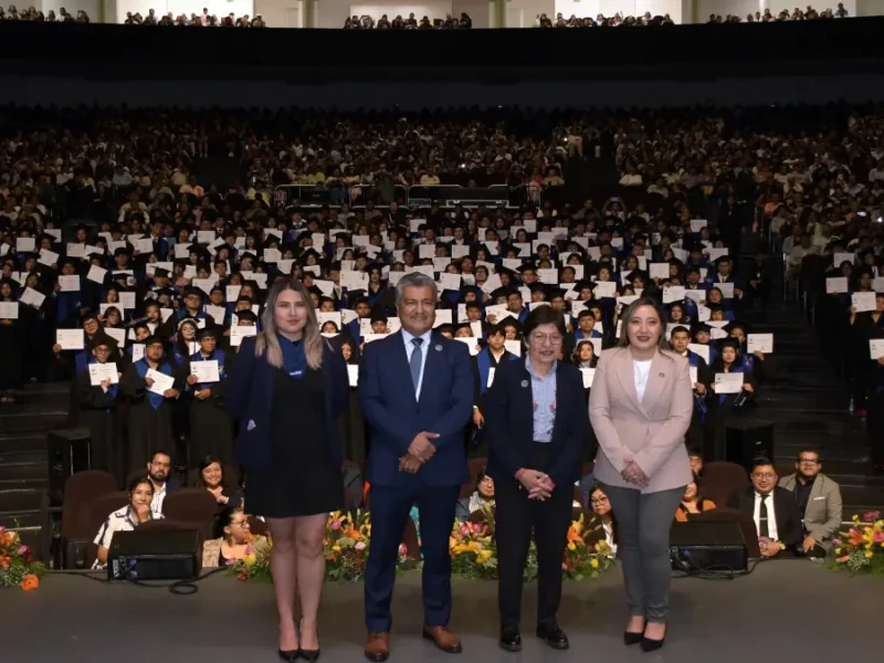 Acompaña Rectora Lilia Cedillo a estudiantes del Complejo Regional Centro en su graduación