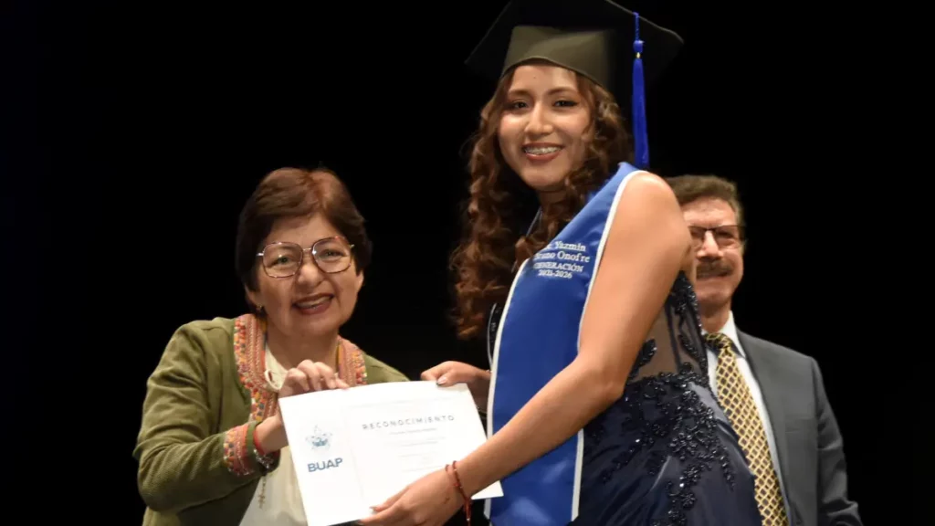 Reconoce Rectora Lilia Cedillo compromiso social de egresados de Economía y Finanzas