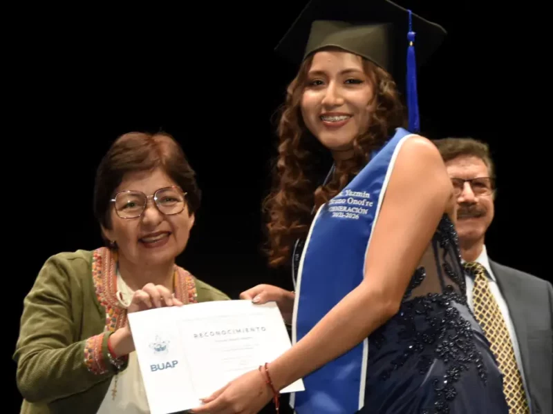 Reconoce Rectora Lilia Cedillo compromiso social de egresados de Economía y Finanzas