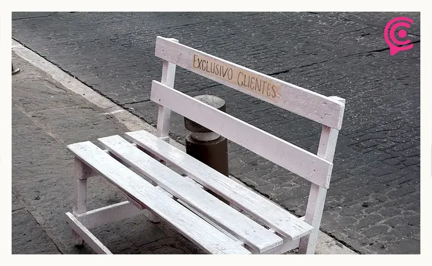 Locatarios del Barrio del Artista invaden banquetas con mobiliario y obstaculizan paso peatonal