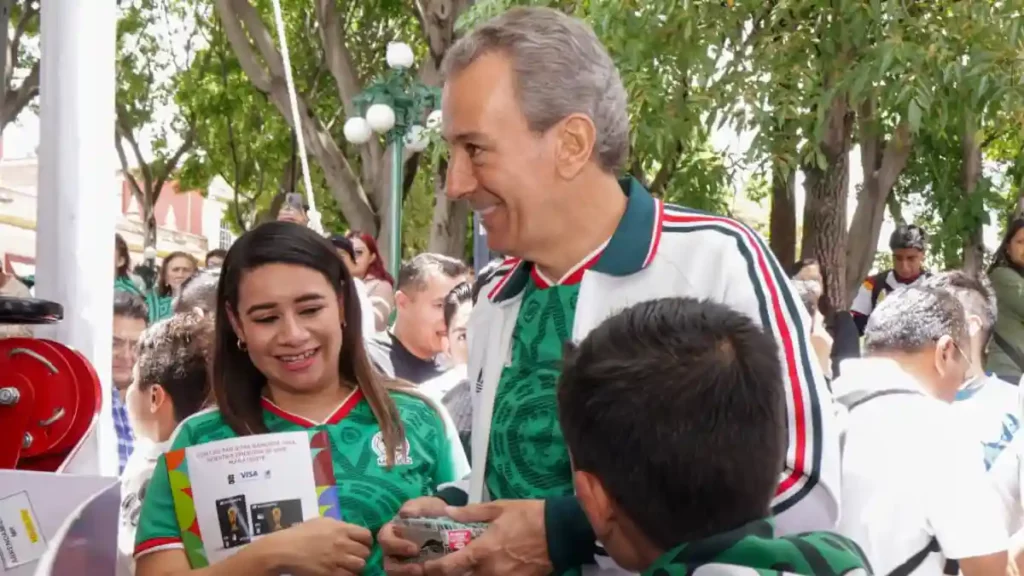 Pepe Chedraui se reúne con poblanas y poblanos en Megaintercambio de Estampas Mundialistas