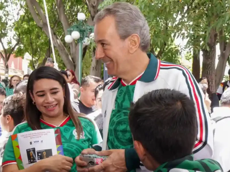 Pepe Chedraui se reúne con poblanas y poblanos en Megaintercambio de Estampas Mundialistas