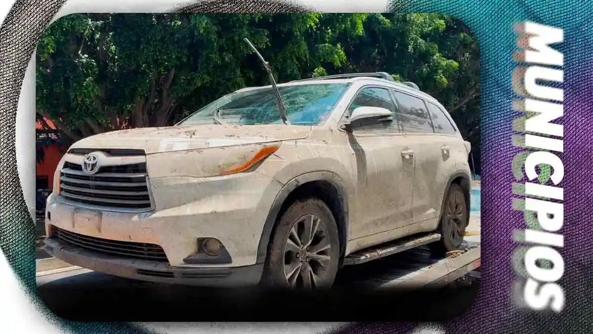 Rescatan autos afectados por inundación en estacionamiento de Paseo de San Francisco, Puebla; son pérdidas totales