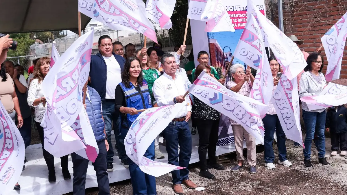 La espera terminó, inicia Lupita Cuautle pavimentación de la calle 12 oriente