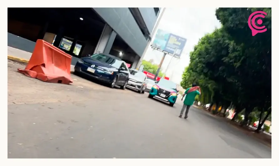 Franeleros se adueñan de calles aledañas a Plaza Dorada y cobran hasta 50 pesos