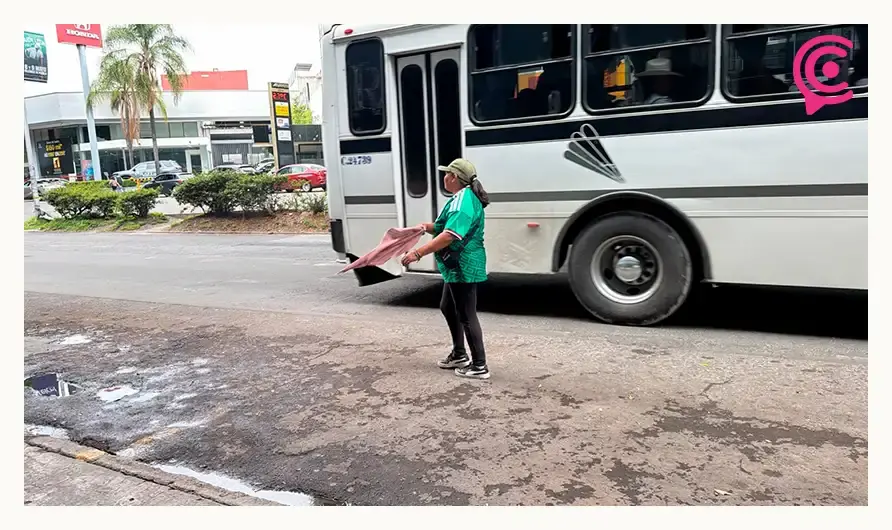 Franeleros se adueñan de calles aledañas a Plaza Dorada y cobran hasta 50 pesos