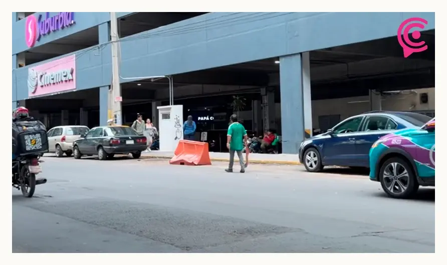 Franeleros se adueñan de calles aledañas a Plaza Dorada y cobran hasta 50 pesos