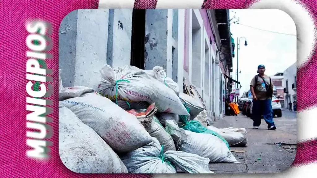 Negocios de la 2 Oriente colocan barricadas por miedo a inundaciones en Puebla