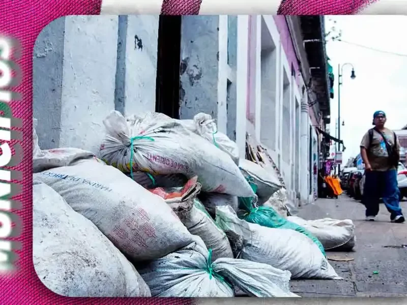 Negocios de la 2 Oriente colocan barricadas por miedo a inundaciones en Puebla