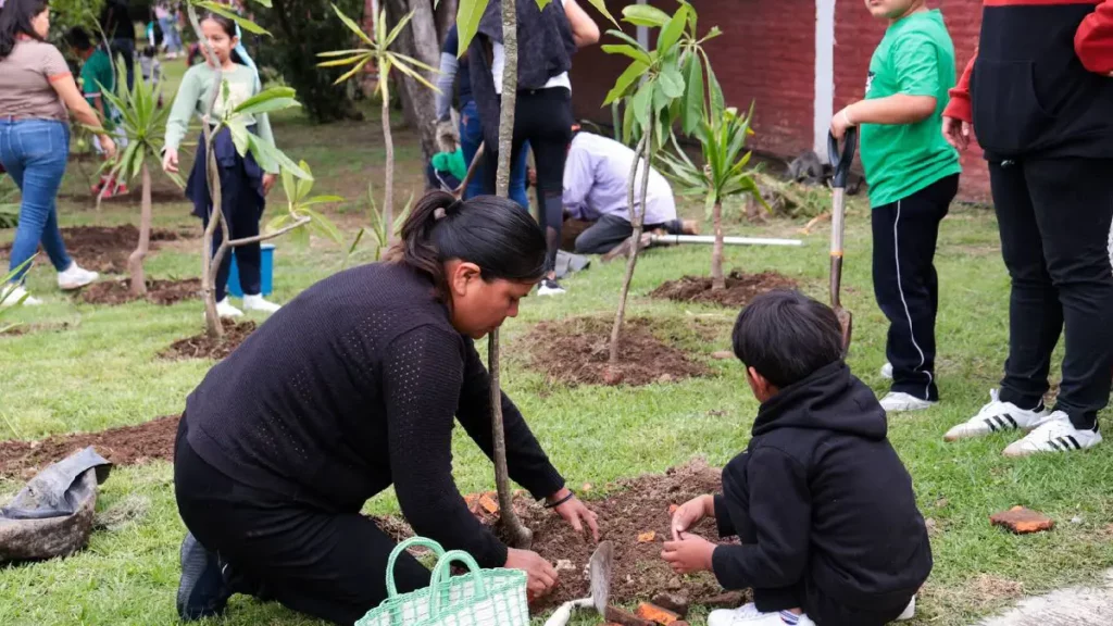 Fortalece Lupita Cuautle cultura ambiental con jornada de reforestación escolar
