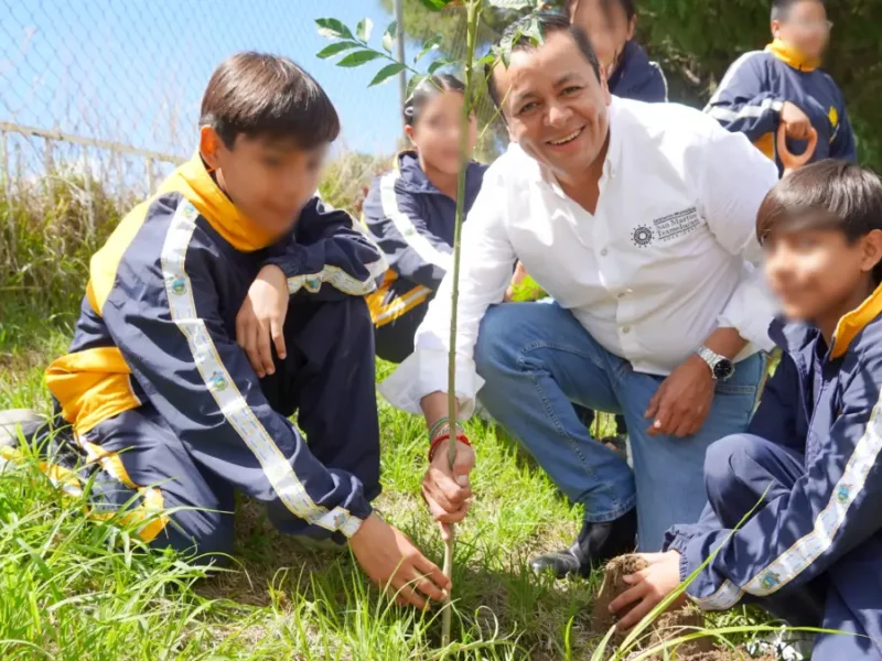 Entregó gobierno de Texmelucan 300 árboles para reforestar el Centro Escolar General Rafael Ávila Camacho